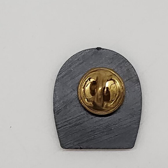 Pigs Eye Pilsner Beer Pin Badge Vintage Collectible Lapel Pin - Picture 6 of 6